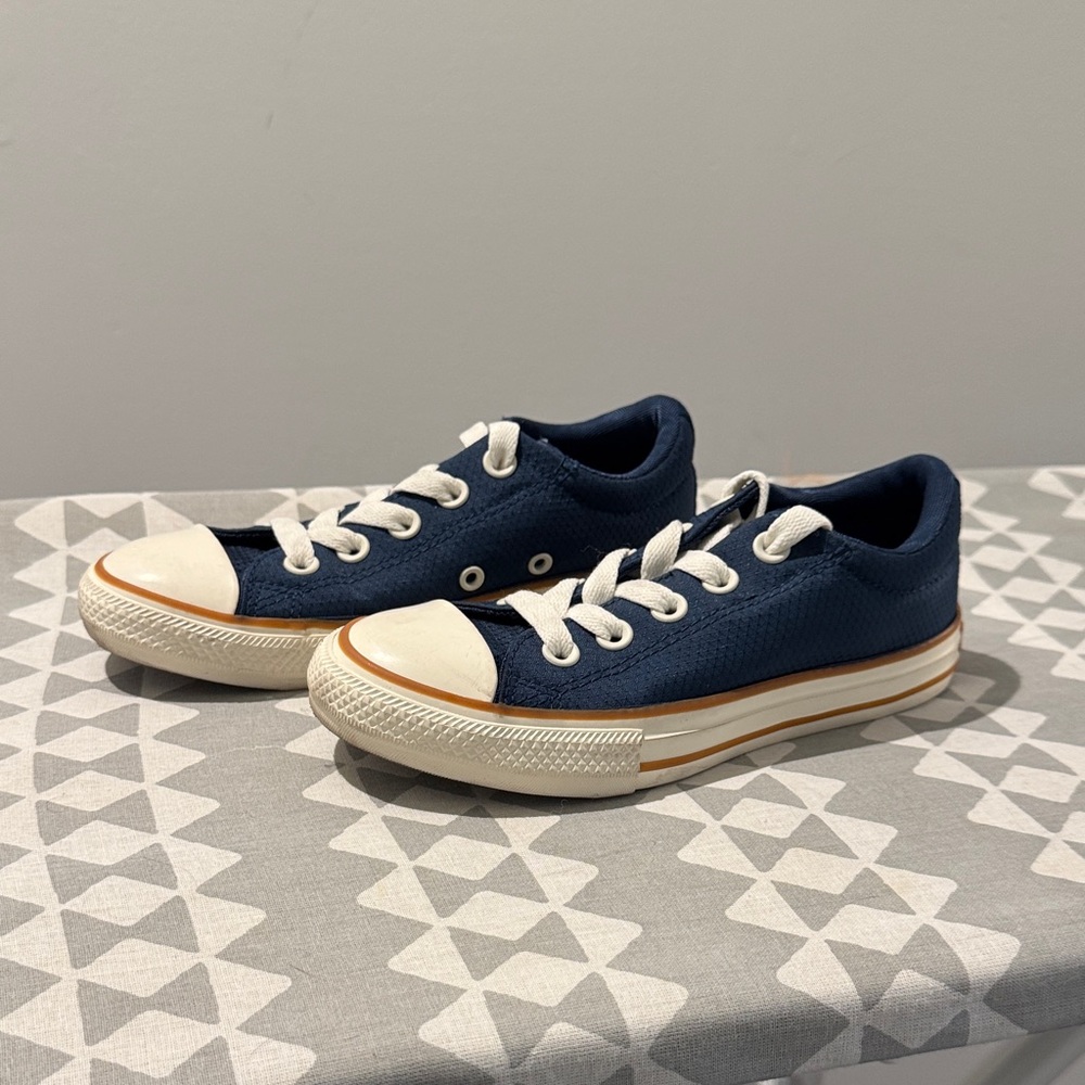 Kids Converse low top US size 1
